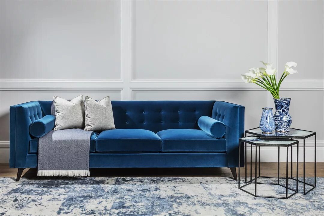 Синий диван. Интерьер с синей мягкой мебелью. Интерьер c диваном премиальный. Blue Sofa. Blue Sofa Furniture Design Smm Post.