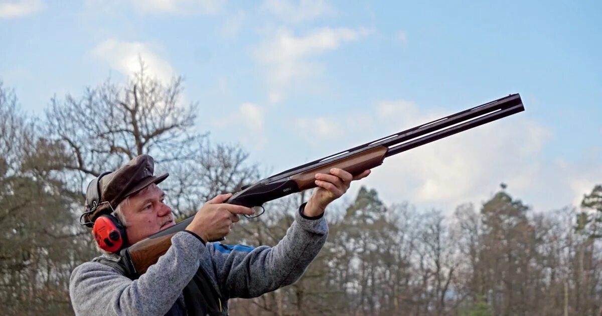 Гладкоствольное оружие вертикалка 12 калибра. Пуля для охотничьего ружья 12 калибра. Карабин blaser f16. Beretta 694 810. Спортивное оружие для стрельбы по тарелкам.