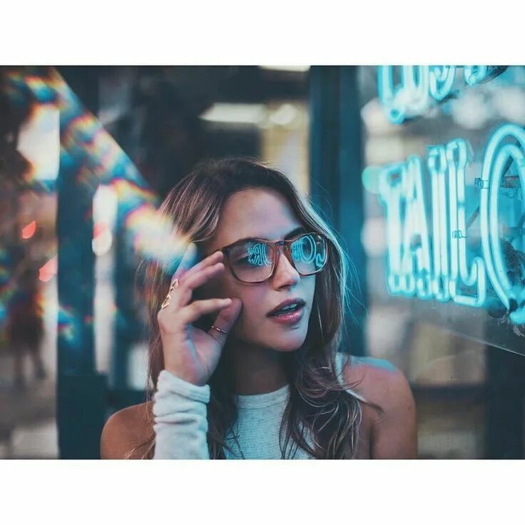 Что ты за девушка. Неон brandon woelfel. grivina 2025. неоновая девушка.