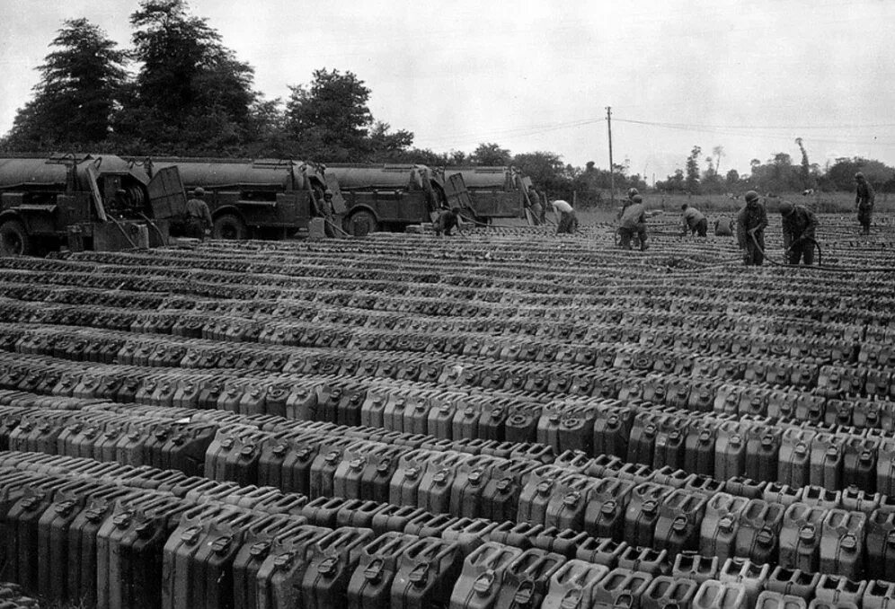 Канистра немецкая вермахт 20 л. Трофейная техника вов 1941-1945. Заправщик танков. Канистры на немецких танках. Канистры на немецких танках.
