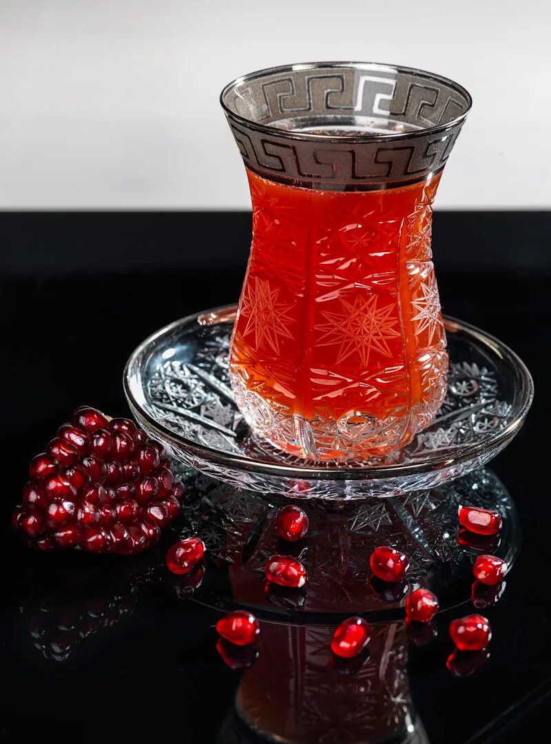 Азербайджанский стакан для чая. Турецкие армуды. Армуды Стамбул. Армуд гранат. Чай армуды стакан Азербайджан.