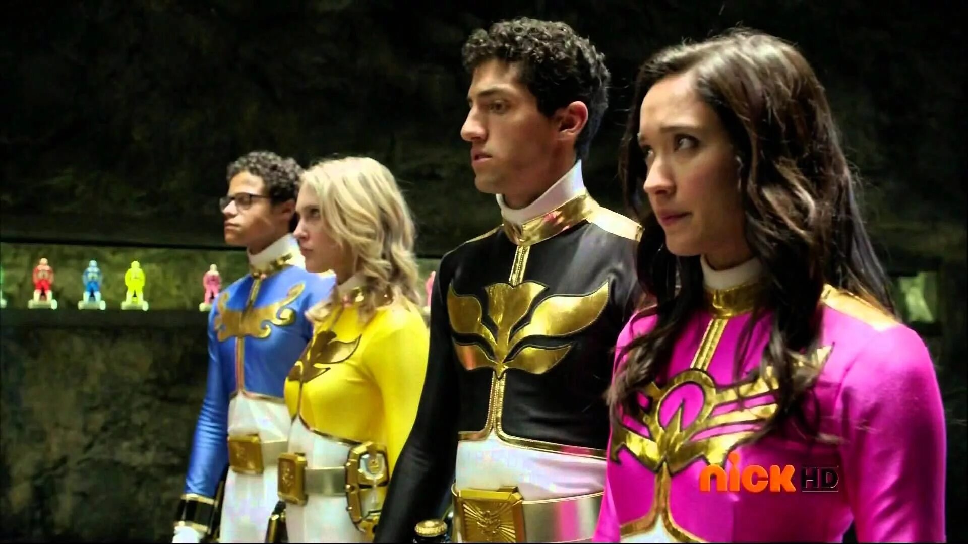 Могучих объяснила. New Power Rangers 2023. Могучие рейнджеры Мегафорс.