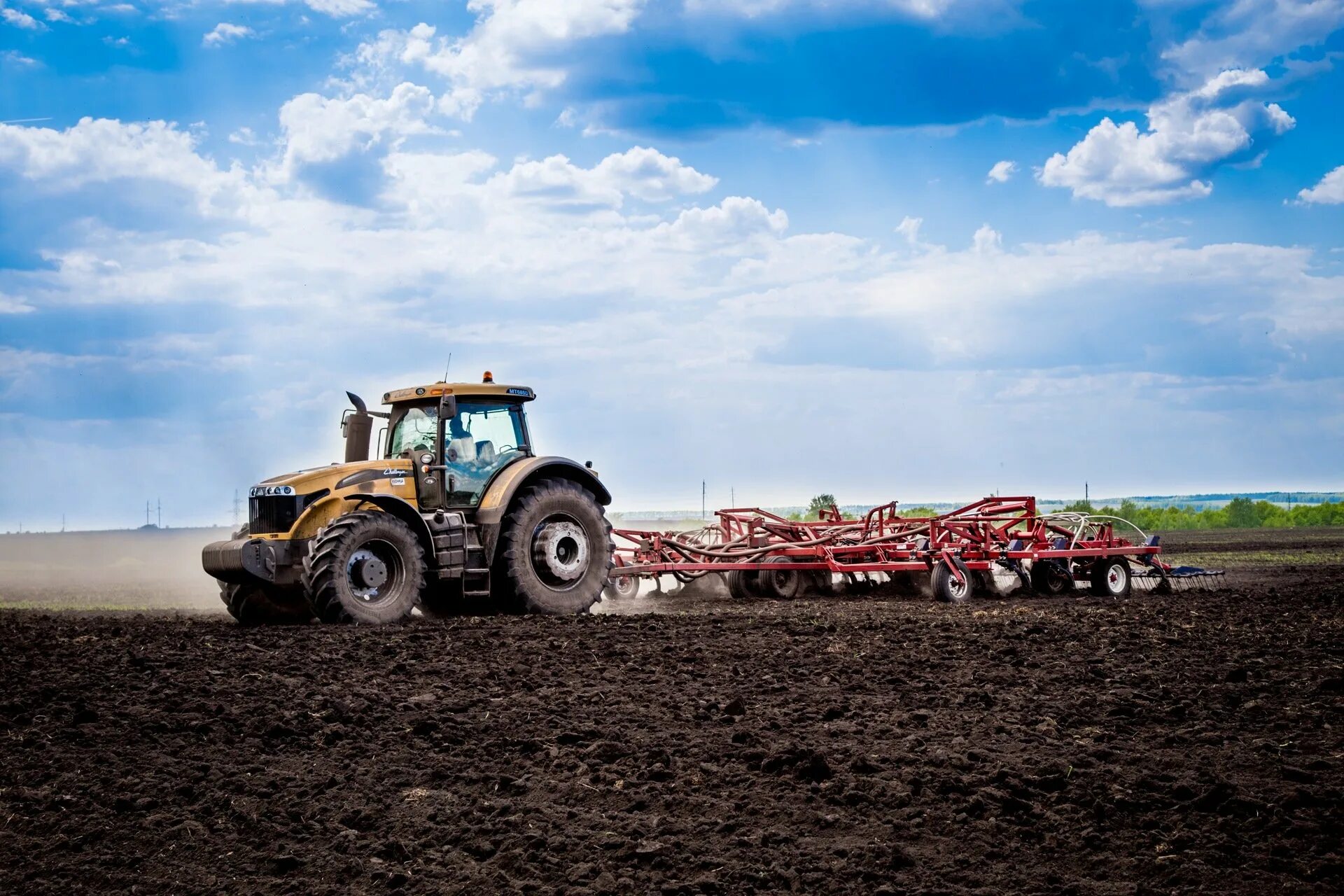 Трактора колхоз. Тракторный парк. Колхозный трактор. Трактора колхоз. Трактор беларус мтз 82 пашет поле.