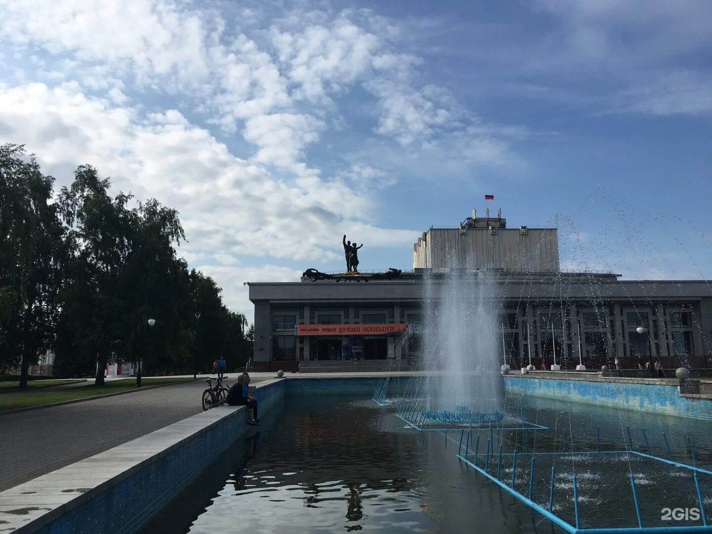 Театр драмы Барнаул. Алтайский краевой театр драмы имени в. м. Шукшина. Алтайский краевой драматический театр в Барнауле. Краевой театр Шукшина Барнаул. Алтайский театр драмы шукшина