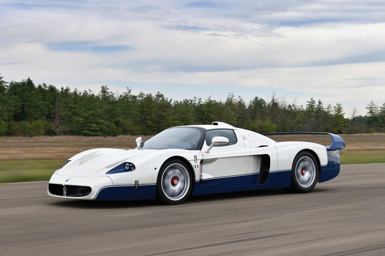 Какая редкая машина. Maserati mc12. Мазерати МС 12. 2004 Maserati mc12. Суперкар Мазерати MC 12.