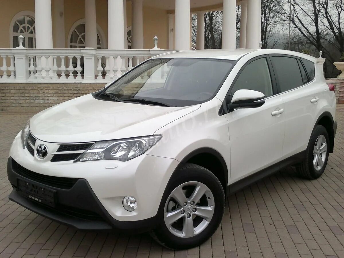 Иркутск рав. Тойота рав 4 2013 белый. Тойота рав 4 2014 года. Тойота rav4, 2014 год. Машина Тойота рав 4 белая.