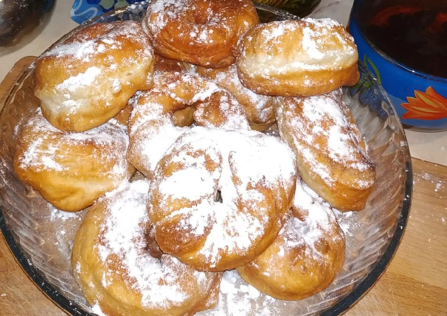 Приготовление теста на кефире с содой. Тесто на кефире. Рецепт хвороста рецепт. Тесто для вареников. Тесто на кефире рецепт классический.