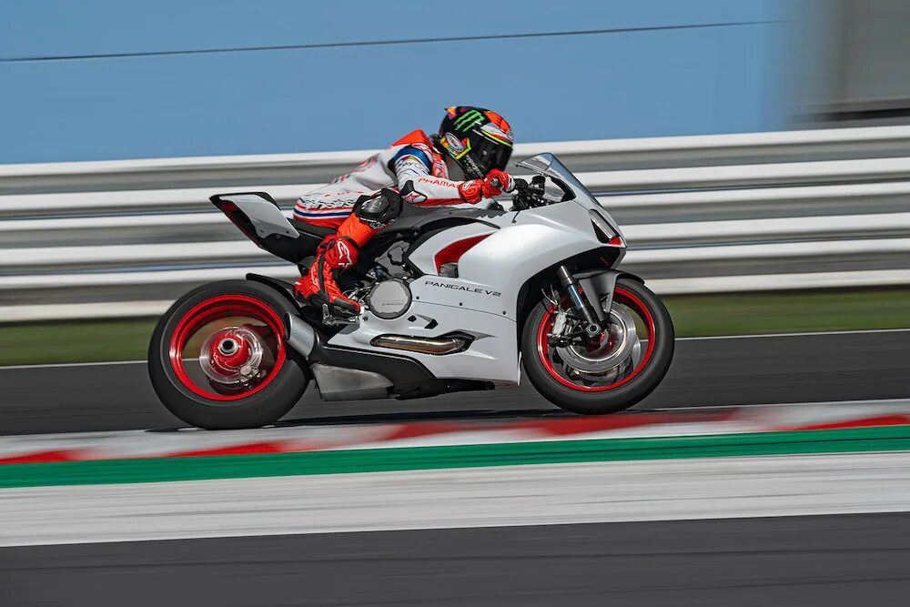 Panigale v2 2021. Мотоцикл Ducati Panigale v2. Ducati Panigale v2 White. Дукати Панигале в 2.