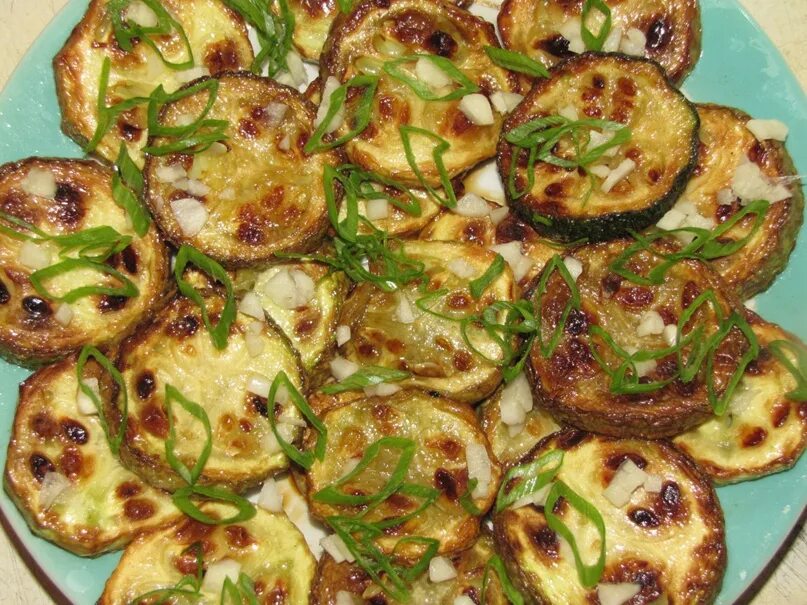 Жареные кабачки кружочками калорийность. Жареные кабачки кружочками калорийность. Жареные кабачки кружочками на сковороде без муки. Жареные цукини с чесноком. Сколько жарить кабачки на сковороде кружочками.