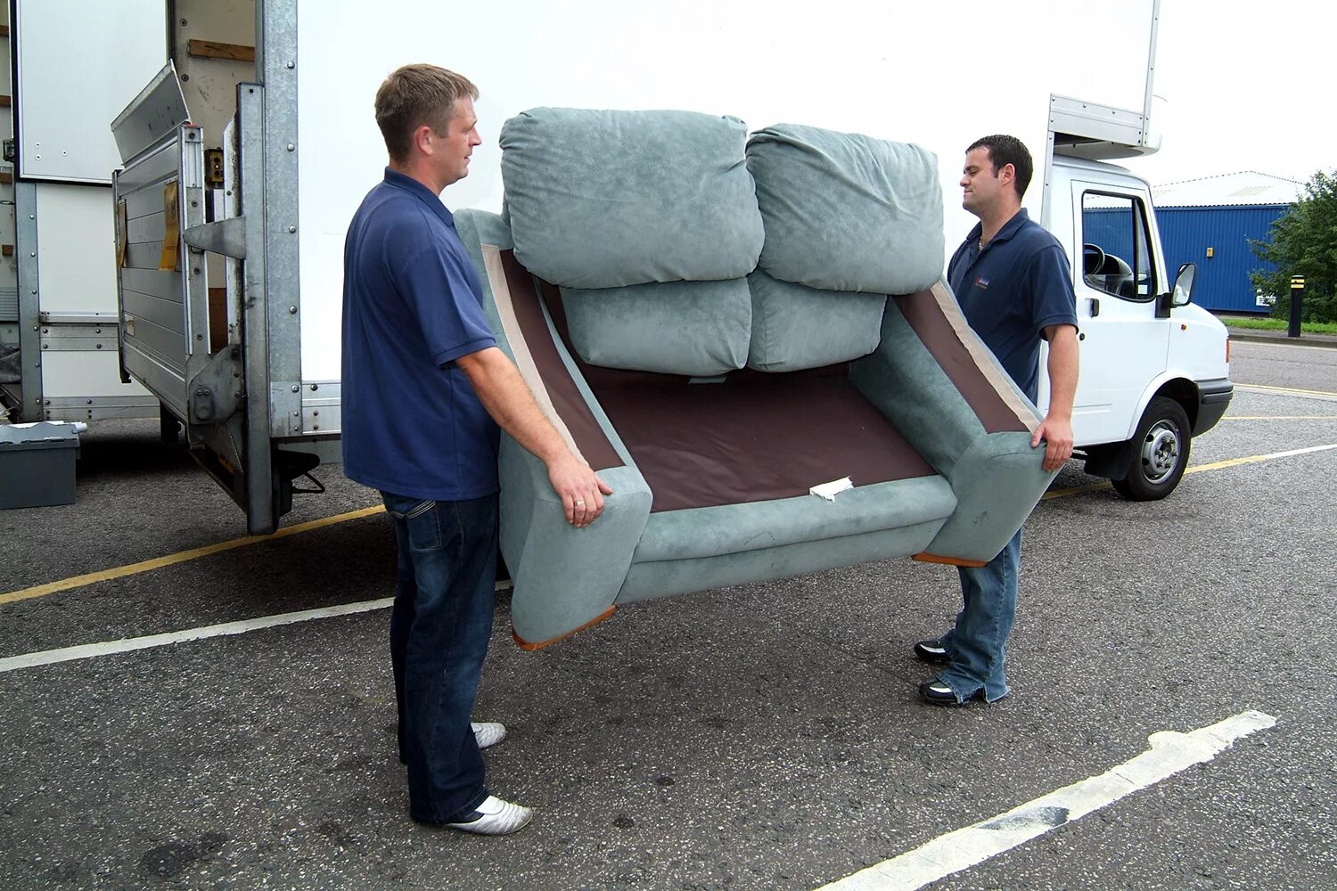 Грузчики диван. Транспортировка мебели. Грузчик мягкой мебели.