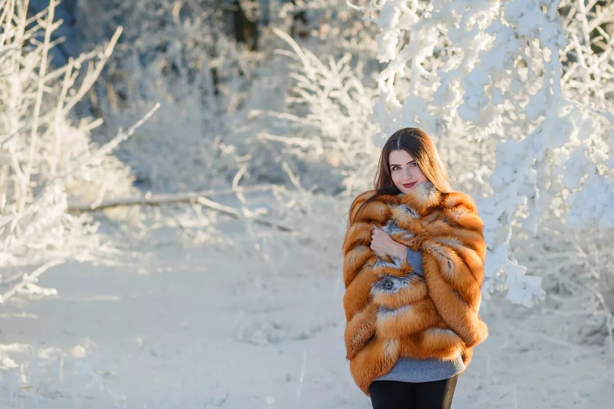 Шубы это зимой. Девушка в шубе на улице. Шубы это зимой. Зимняя одежда для женщин. Полушубок женский зимний.