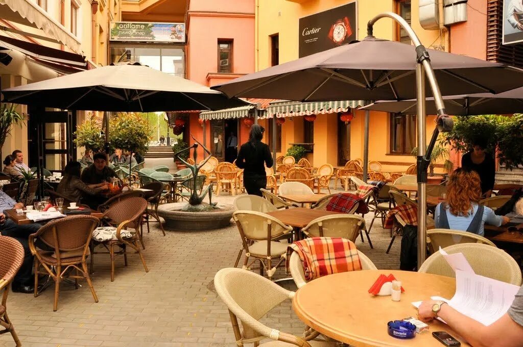 Вкусно поесть в тбилиси. Шардени Тбилиси. Кафе на улице Тбилиси. Летнее кафе Тбилиси. Sharden Грузия Тбилиси ресторан.
