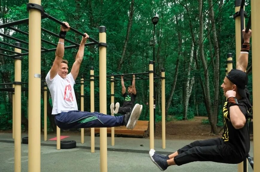Спорт площадка лужники. Воркаут уличный спорт. Спортплощадка, воркаут, барнаул. Спортплощадка воркаут. Воркаут зона что это.
