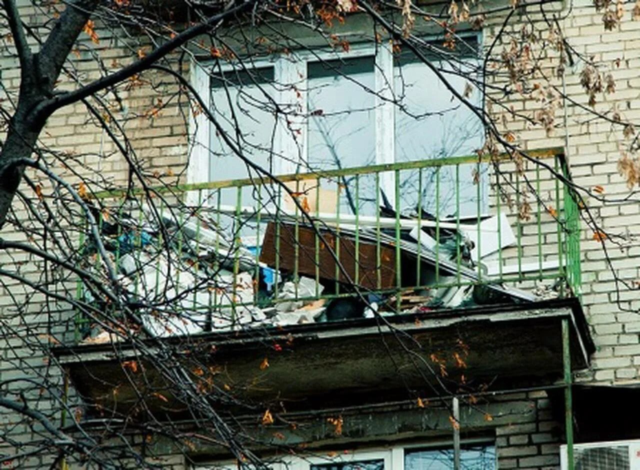 Застекление балкона в хрущевке. Балкон в панельном доме. Безопасны ли балконы. Кемерово окружная 32 есть ли балконы. Самодельный балкон.