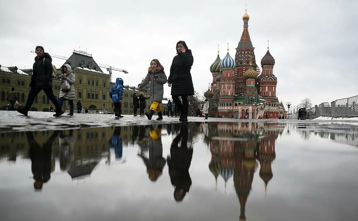 Москва в марте. Потепление в Москве. Красная площадь дождь.