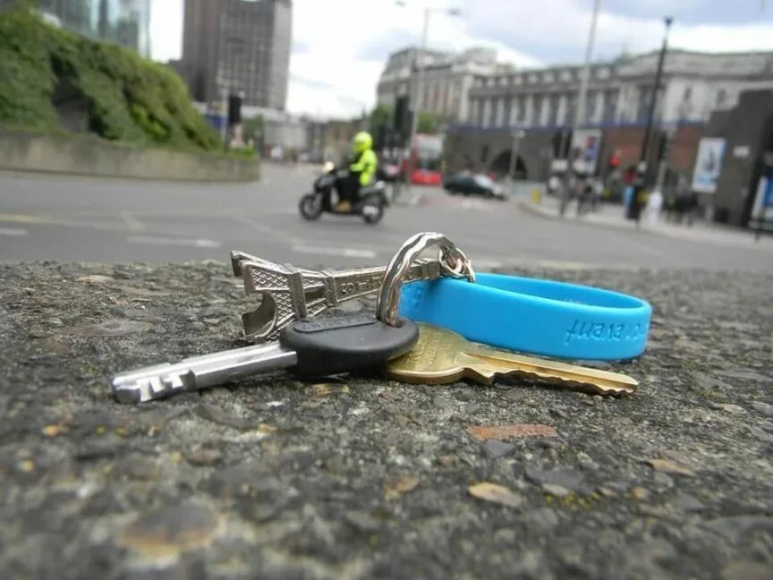 Потерялись ключи от квартиры. Потерял ключи от квартиры что делать. Потерял ключи от квартиры что делать. Ключ нож для самообороны. Потерял ключи от квартиры что делать.