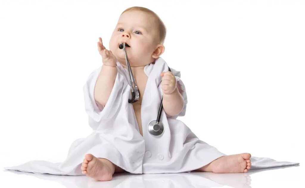 К новорожденному приходит врач. Ребенок в медицинском халате. Маленький ребенок у врача. Дети педиатрия. Маленький доктор ,ребенок.