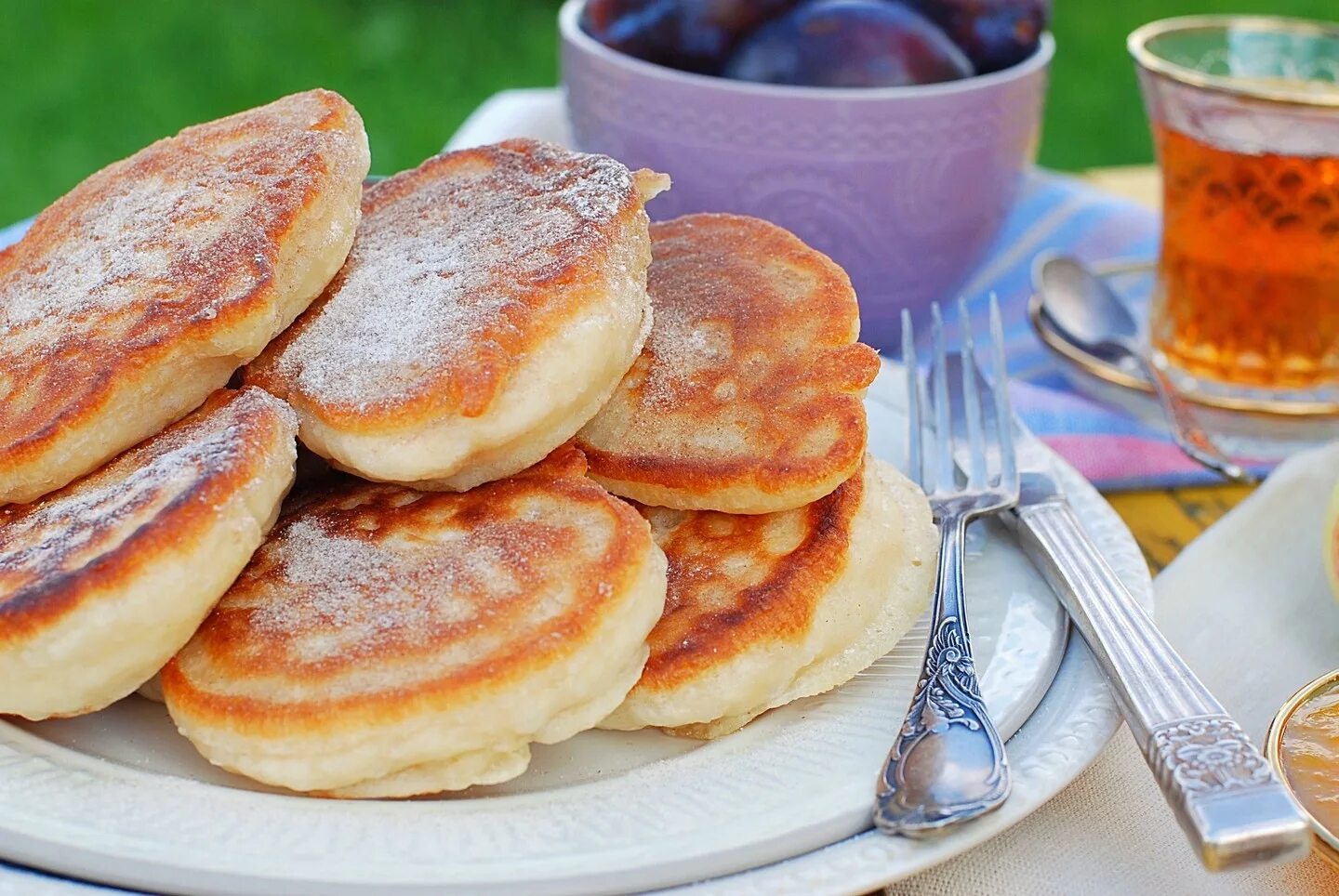 Оладьи быстро и вкусно. Бабушкины оладушки. Оладьи на кефире. Пышные оладьи. Оладьи дрожжевые пышные.