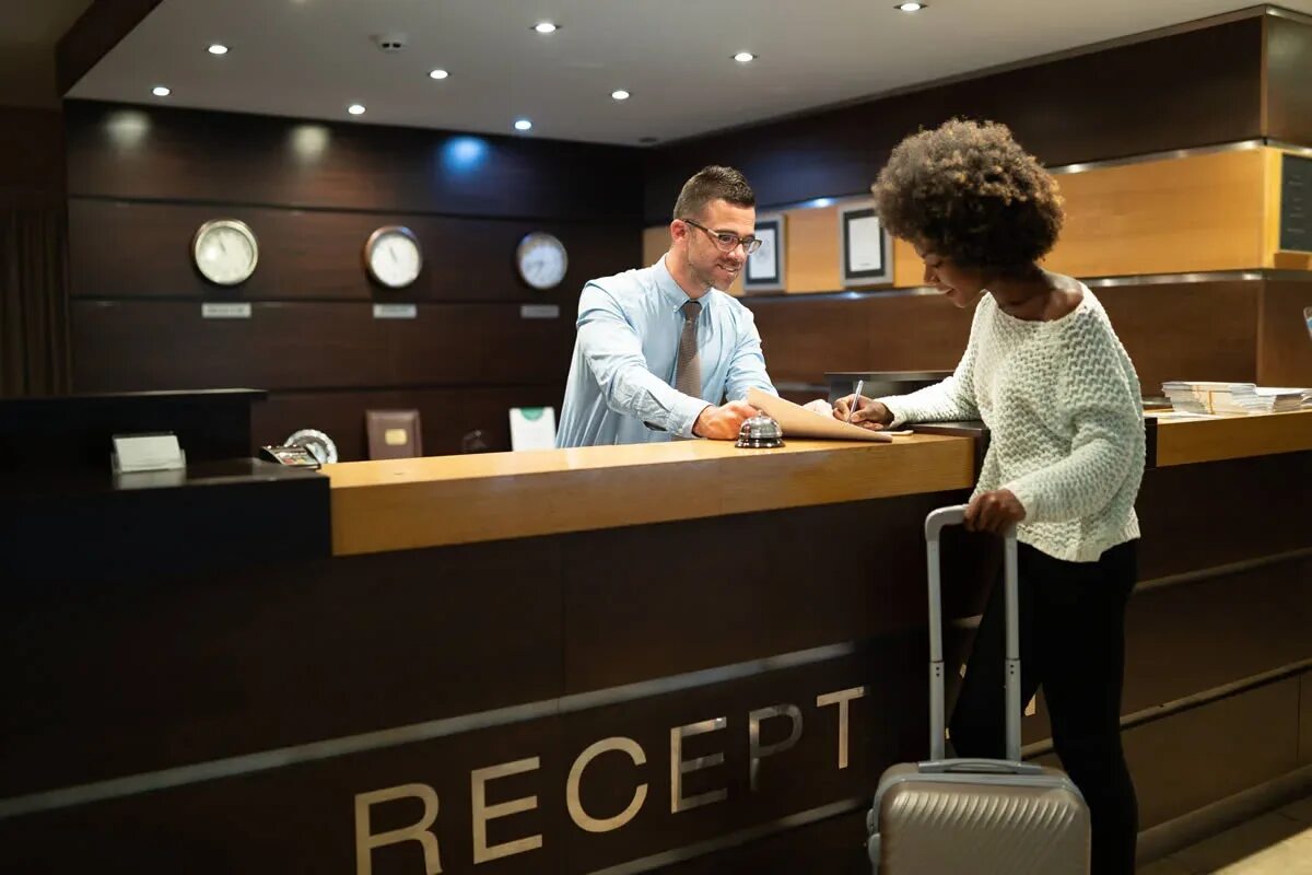 Гости в отеле. Заселение гостя в гостиницу. Checkout hotel. 02. Гостиница.