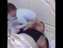 Подруга пукает в лицо подруге. Девочки пукают на мальчиков в лицо. девочка мальчик пукает в нос. девочки пукают в лица парней.