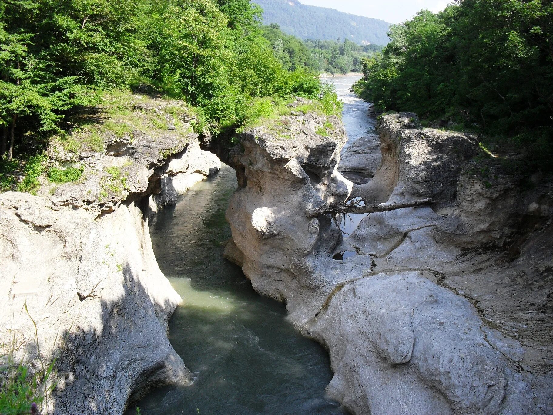 Хаджохская теснина посёлок каменномостский. Ущелье мешоко адыгея. Лаго наки хаджохская теснина. Хаджохская теснина каменномостский. Река белая хаджох.