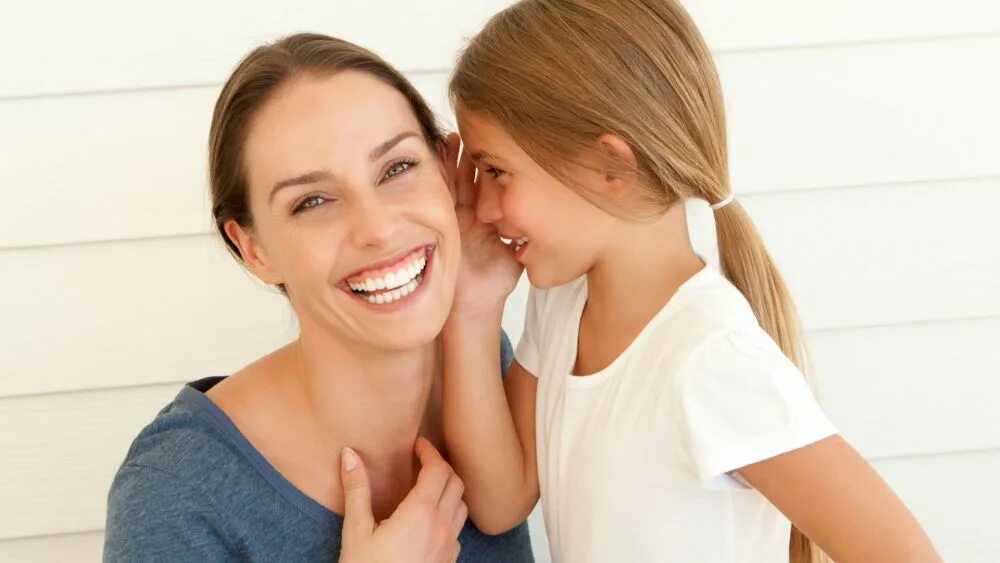 Красивые мама и дочка подросток. Daughter share. Daughter share. Мама раздела дочь на улице. Girl happy moment when gets mom.