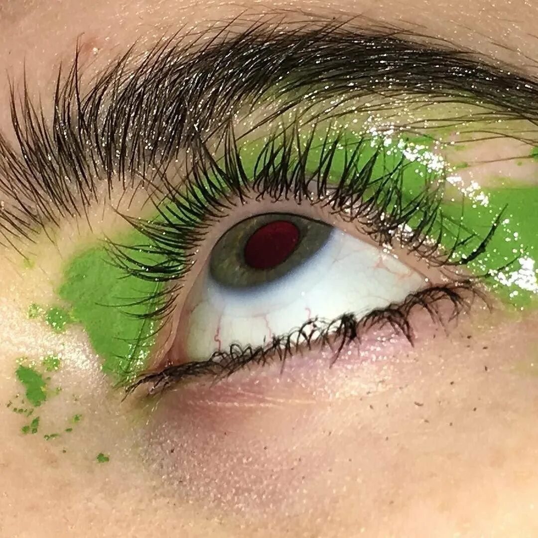 Салатовые глаза. Зелёные глаза. Яркие зеленые глаза. Зеленый цвет.