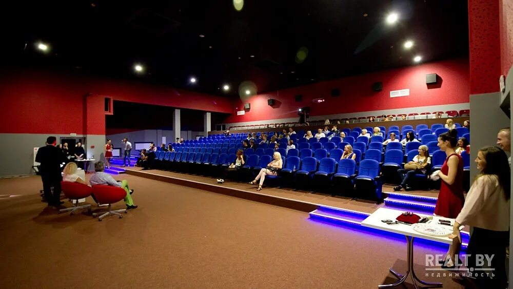 арткинотеатр в тц титан. арткинотеатр тц титан фото. тц европа кинотеатр минск. залы в кинотеатре титан. кинотеатр титан зал 4.