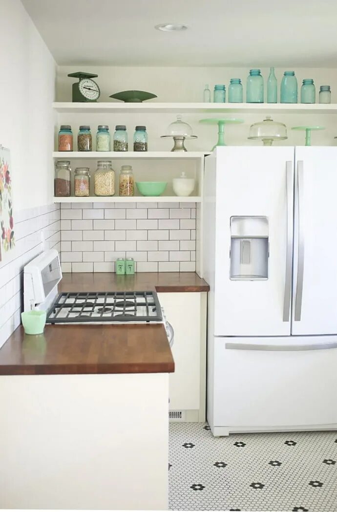 Кухня без холодильника. Маленькая кухня с полками. Кухонный шкаф над холодильником. Холодильник на кухне. Шкаф над холодильником в кухне.