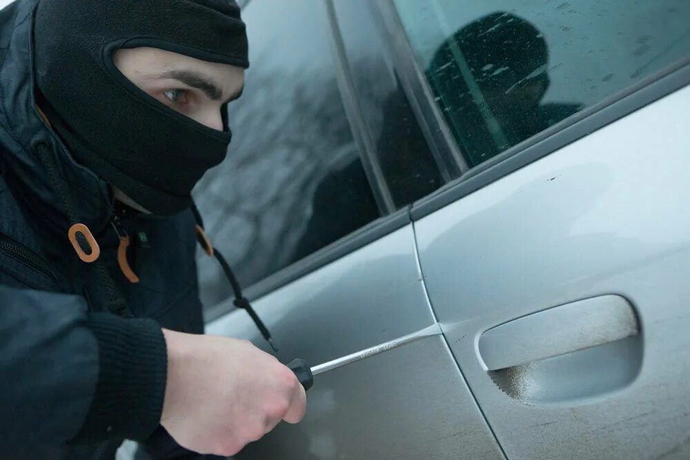 Угнал чужую машину молодой. Угон автомобиля. угонщики автомобилей. угнал автомобиль. кража автомобиля.