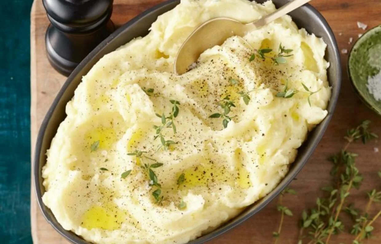Картофельное пюре с чесноком. Пюре с чесноком. чесночное картофельное пюре. картофельное пюре со шкварками. пюре с молоком чесноком.