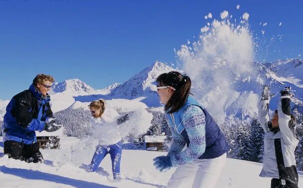 зимние развлечения. друзья играть в снежки. групповые фотосессии зимой. игра в снежки. зимние развлечения.