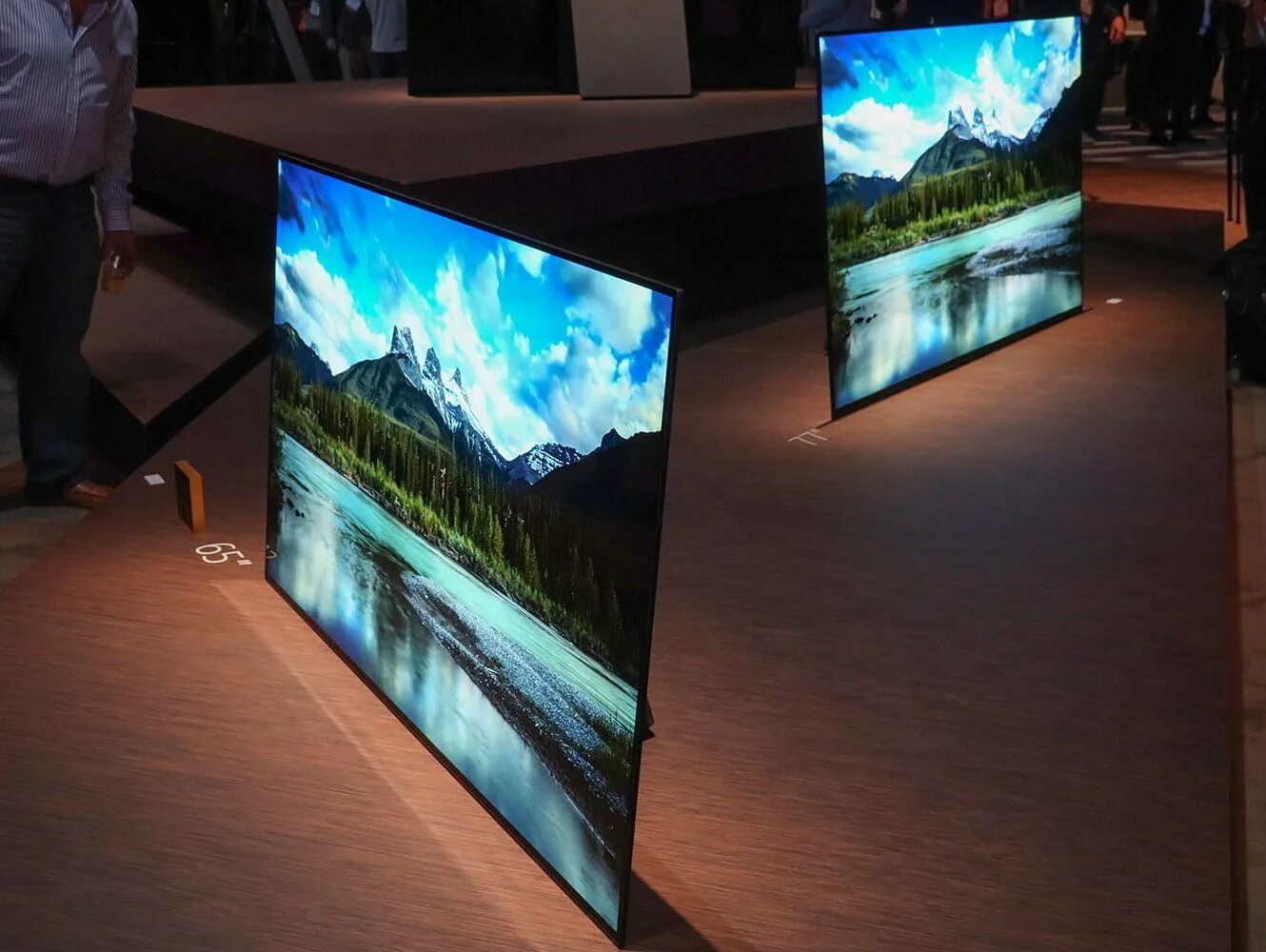 Qled телевизор чем отличается. OLED va QLED. QLED vs led. Samsung OLED TV. OLED vs QLED.