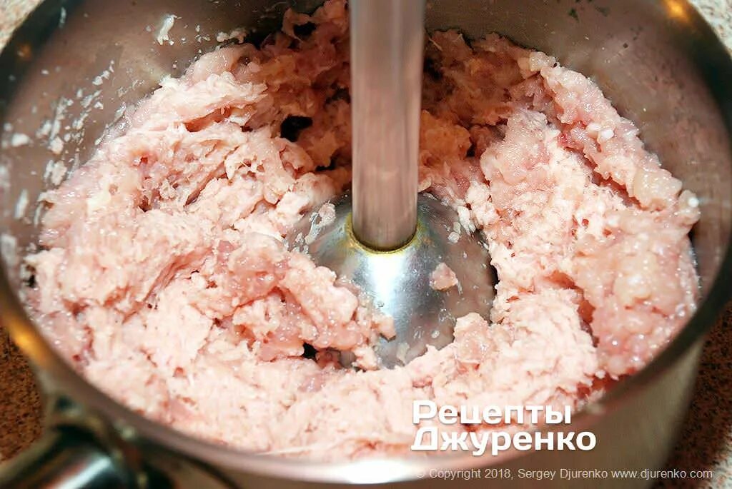 Измельчить фарш. Куриный фарш в блендере. для измельчения курицы. взбить блендером куриное филе.