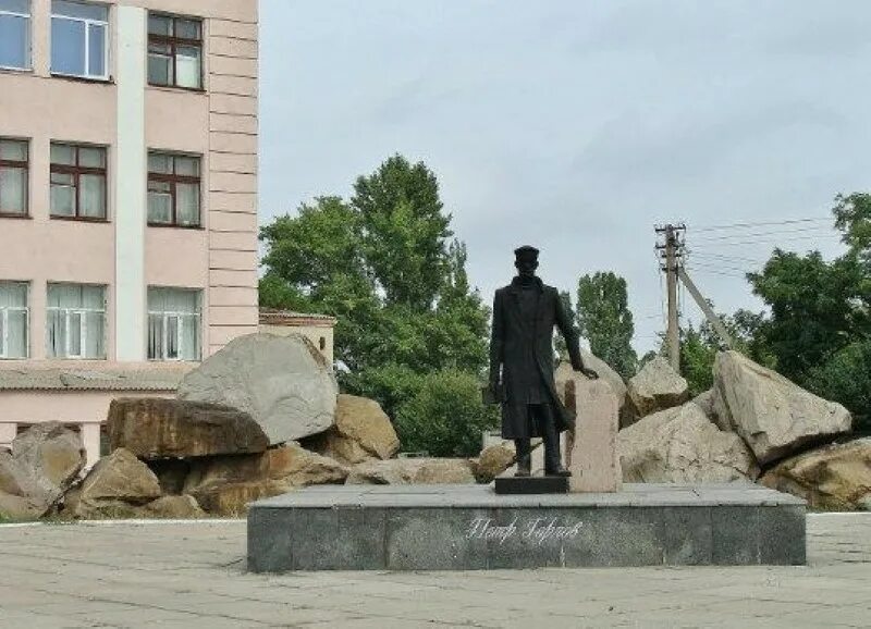 Погода горлова. Горловка памятник Горлову. Горловка памятник Петру Горлову.