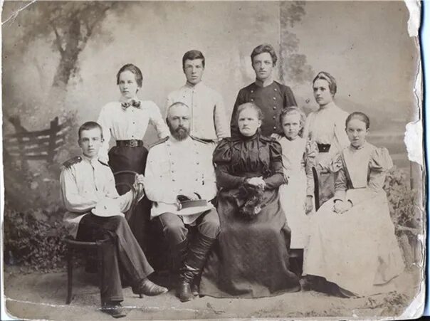 Его семья принадлежала к древнему роду. Еврейская семья. Родословная пушкина и петра 1. Герб рода тютчева. Его семья принадлежала к древнему роду.