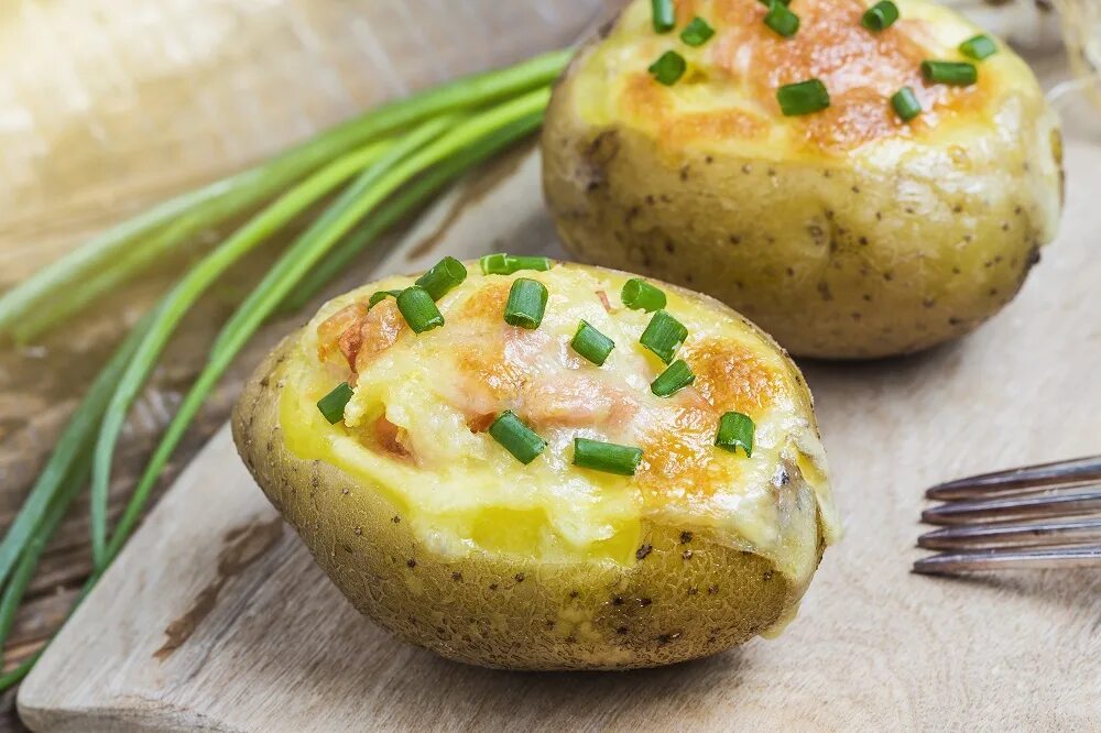 Салат яичко. Вареная картошка с яйцами. Картофель и яйца вареные. Мятый картофель. Картофельный салат с яйцом.