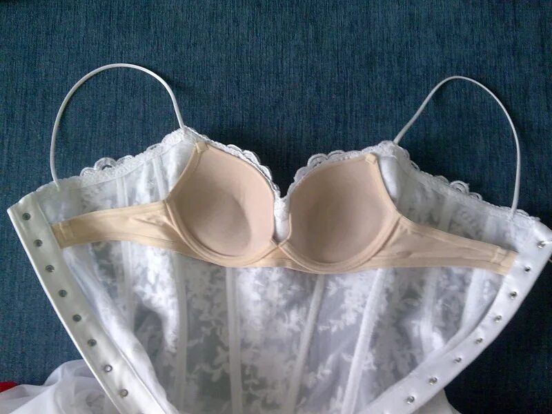 Вшить треугольные чашки. Шить вставные чашечки. Лиф с чашечками у свадебного платья. Как пришить чашечки. Пуш ап для свадебного платья.