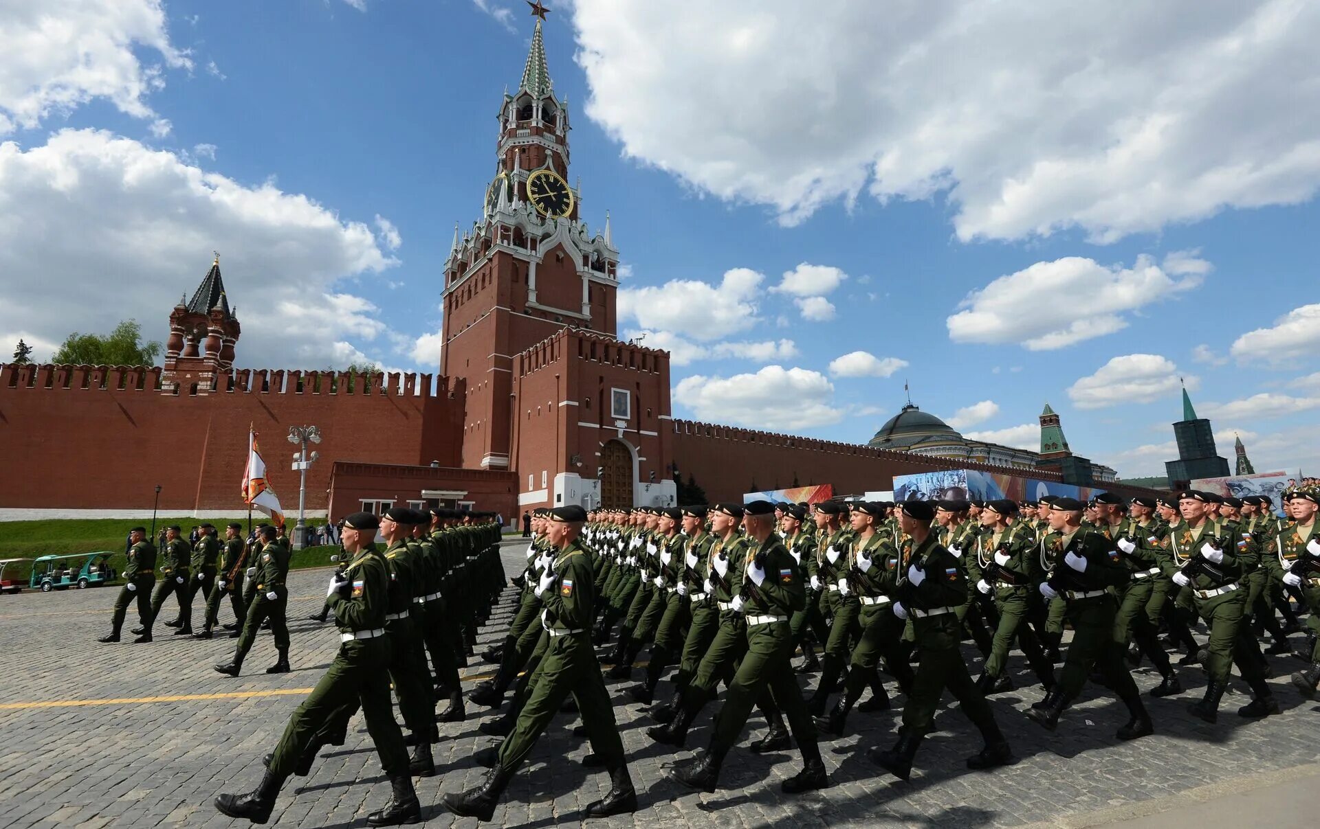 Зачем московский военный округ. Московский Кремль парад Победы. Парад на красной площади 9 мая. Воинский парад на красной площади. Солдаты на красной площади.