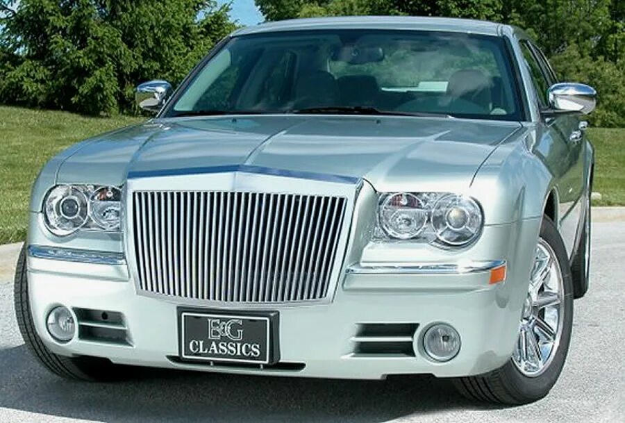 Машина похожая на ройс ройс. Крайслер 300с Роллс. Chrysler 300 Rolls-Royce. Chrysler 300c Rolls Royce. Крайслер 300с под Роллс Ройс.