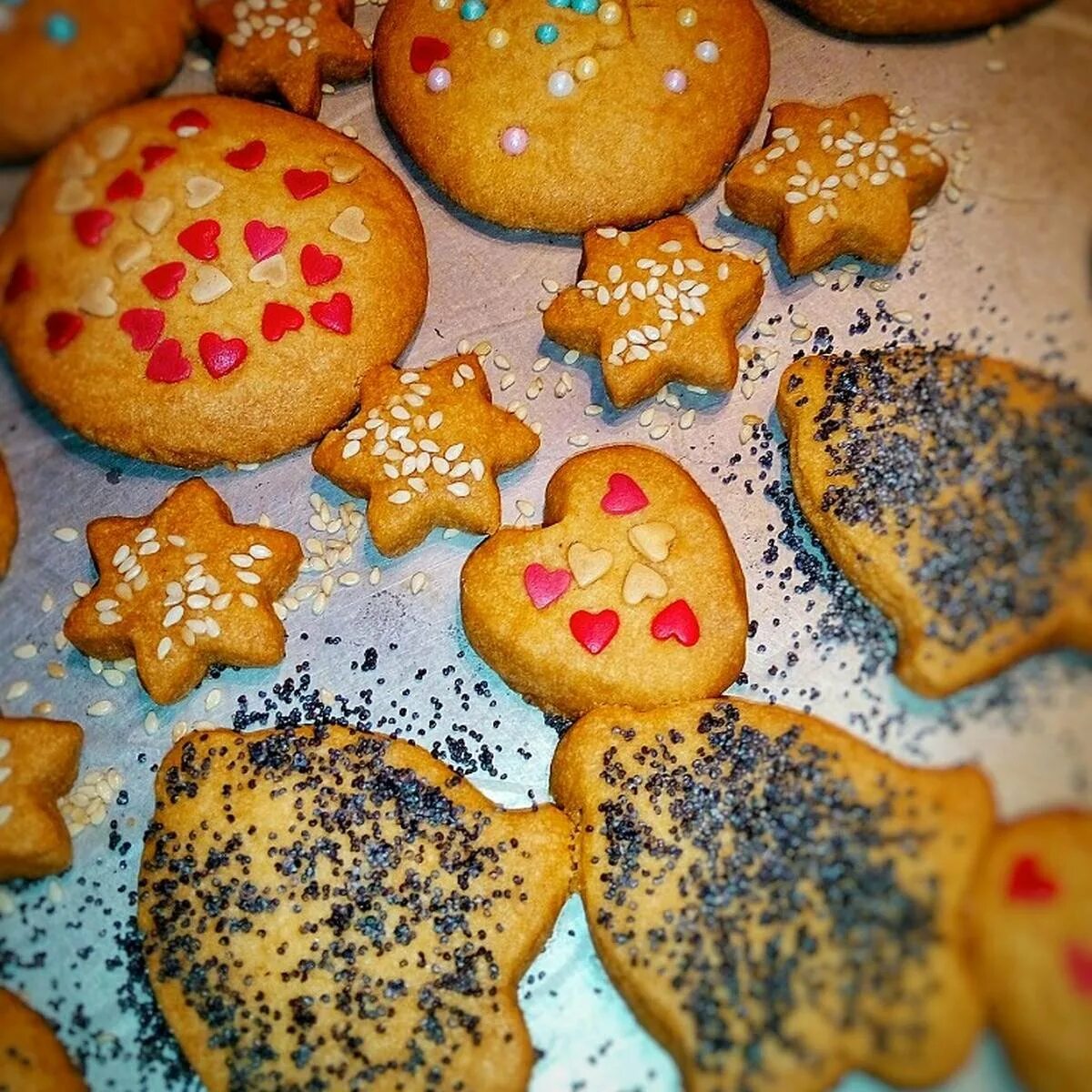 песочное печенье в формочках. песочное печенье фигурное. пряник. печенье. песочное печенье в формочках.