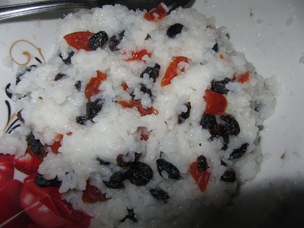 Кутья поминальная. Кутья на поминки. Поминальное блюдо из риса. Рисовая кутья с изюмом и курагой.