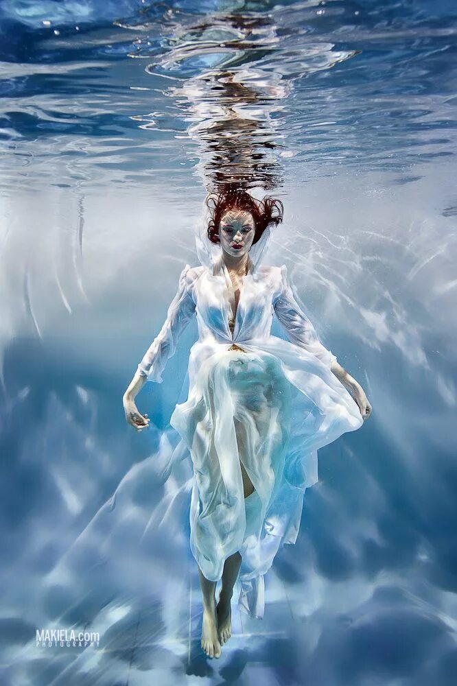 Девушка воздух девушка вода. Девушка в платье под водой. Платье из воды. Девушка и стихия воды. Женщина вода.