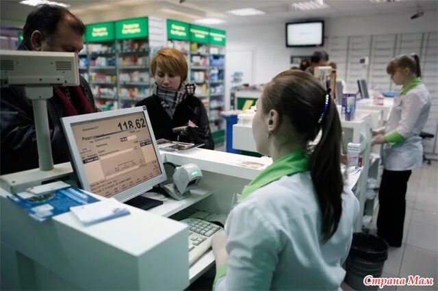 Продавец сдает сдачу