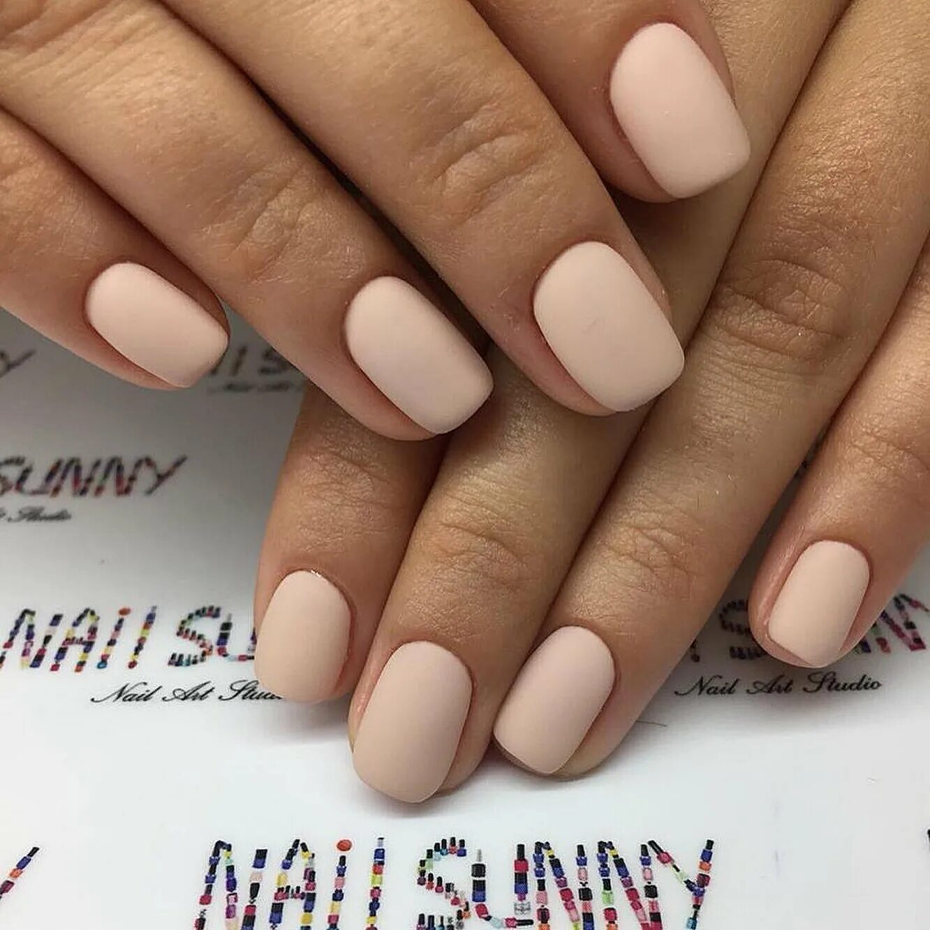 бежевые матовые ногти. бежевые матовые ногти. ногти матовые бежевые. маникюр беж матовый миндаль. бежевые матовые ногти.