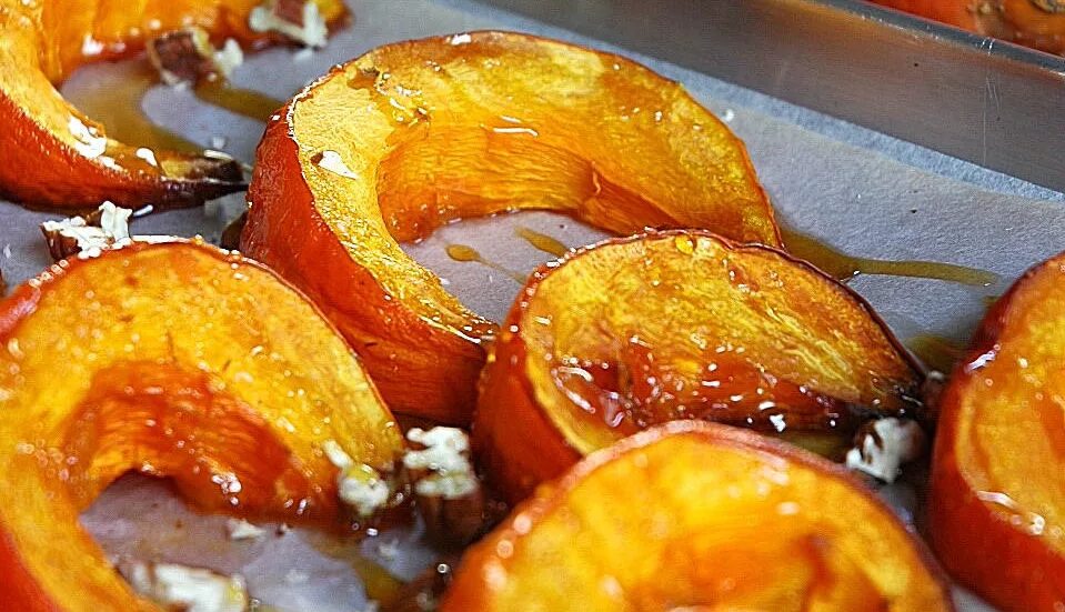 тыква запечённая в духовке. тыква запеченная целиком с медом. запеченная тыква с медом. тыква запеченная целиком с медом. запеченные ломтики тыквы.