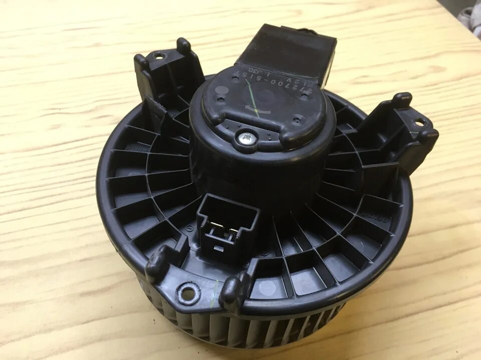 Мотор печки тойота йарис. Стопорное кольцо втулки моторчика печки. Мотор печки john deere. Гудит моторчик печки. 7 левый руль.