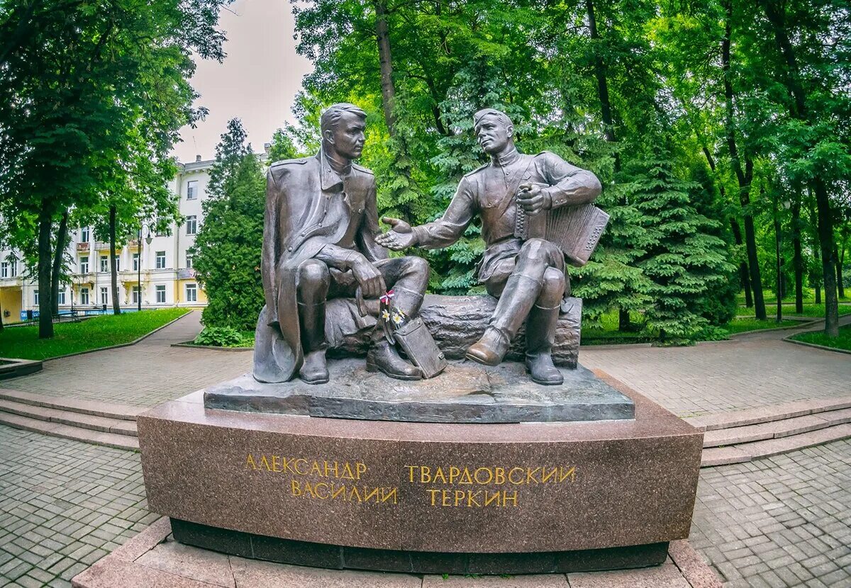 Памятник Твардовскому в Смоленске. Памятник Теркину улица Смоленск. Памятник Теркина и Твардовского в Смоленске. Достопримечательность памятник Василию Тёркину в Смоленске. Памятник теркину в смоленске