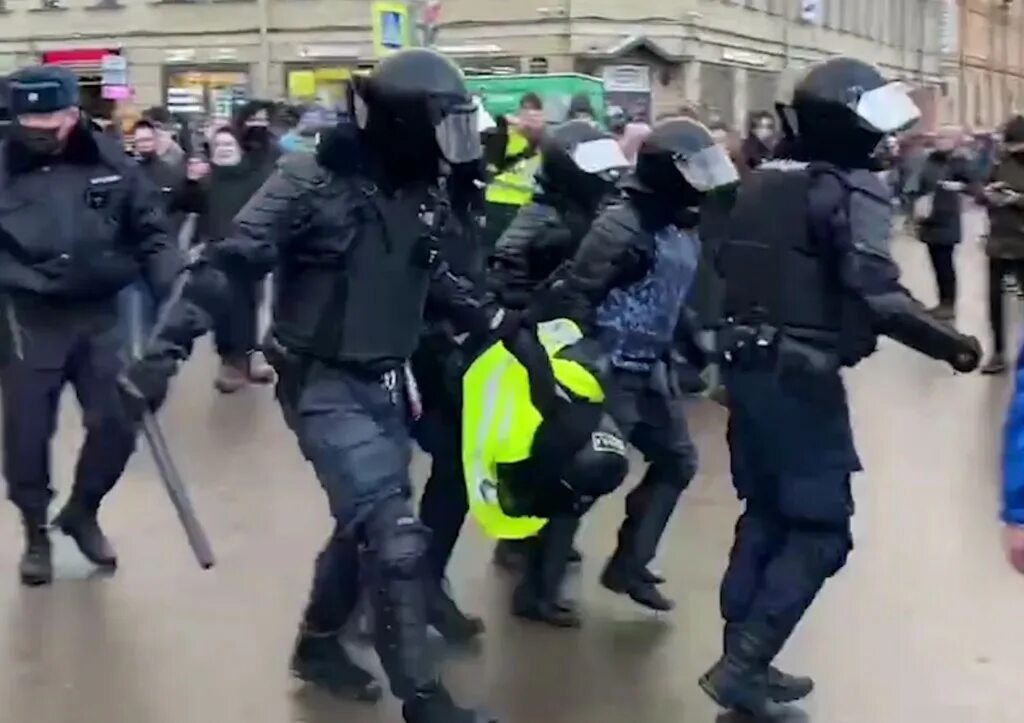 Полиция СПБ задержание. Задержания на Сенной площади в метро. Задержания в Петербурге на Сенной площади 31 января. Последние задержания депутатов в СПБ. Стрельба на сенной