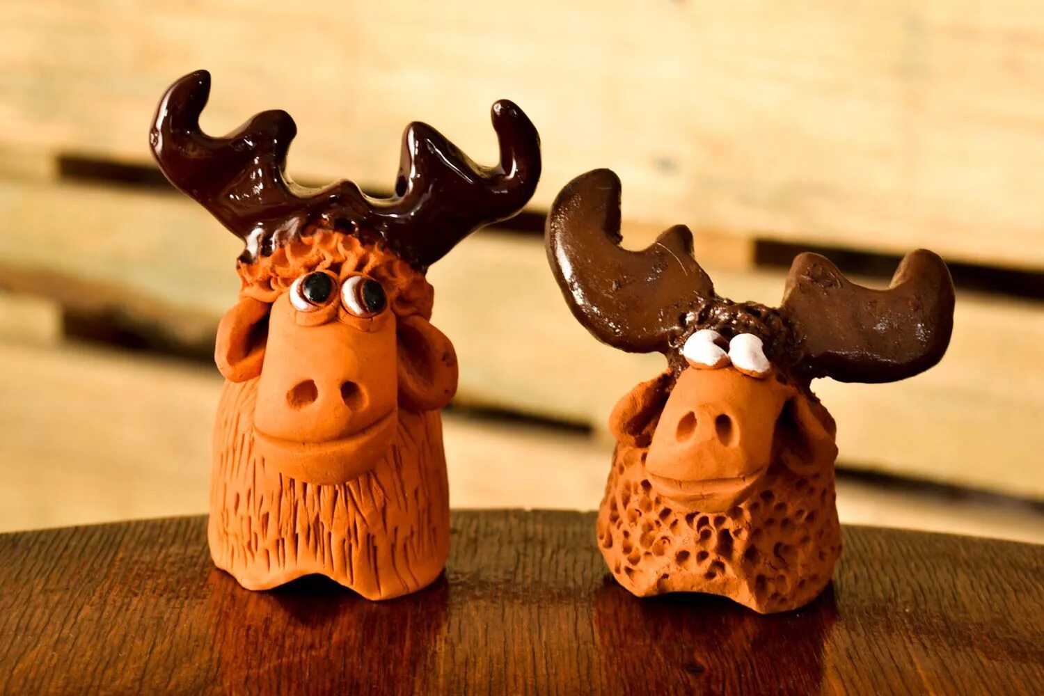 Имя человека декоративной статуэтки. Декор в сад курочки из металла. Статуэтки поделки. Статуэтки поделки. Подставка с фигуркой голой тянкой.